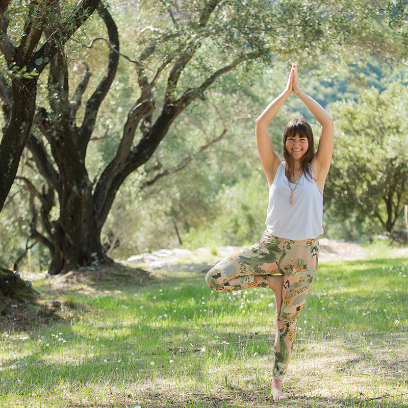 Frau übt Yoga Vrksasana die Baumposition