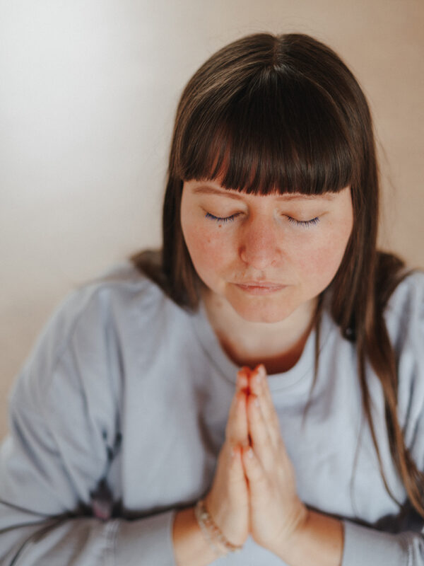 hallo-yoga-monika-mueller-portrait-namaste-urtesturm